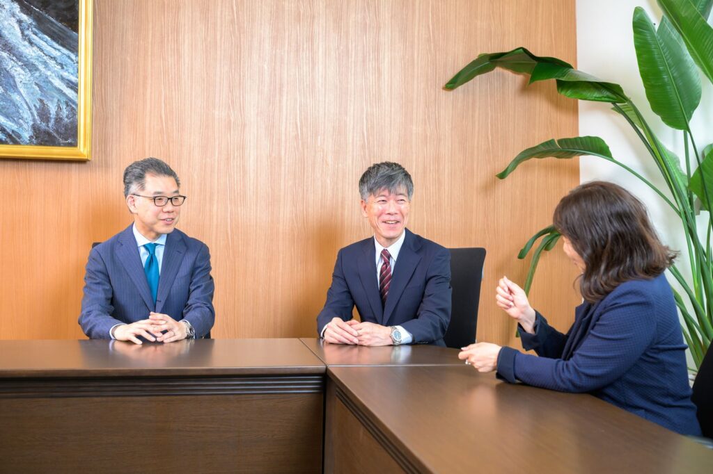 左より、河田好平弁護士、岸毅弁護士、外山香織弁護士