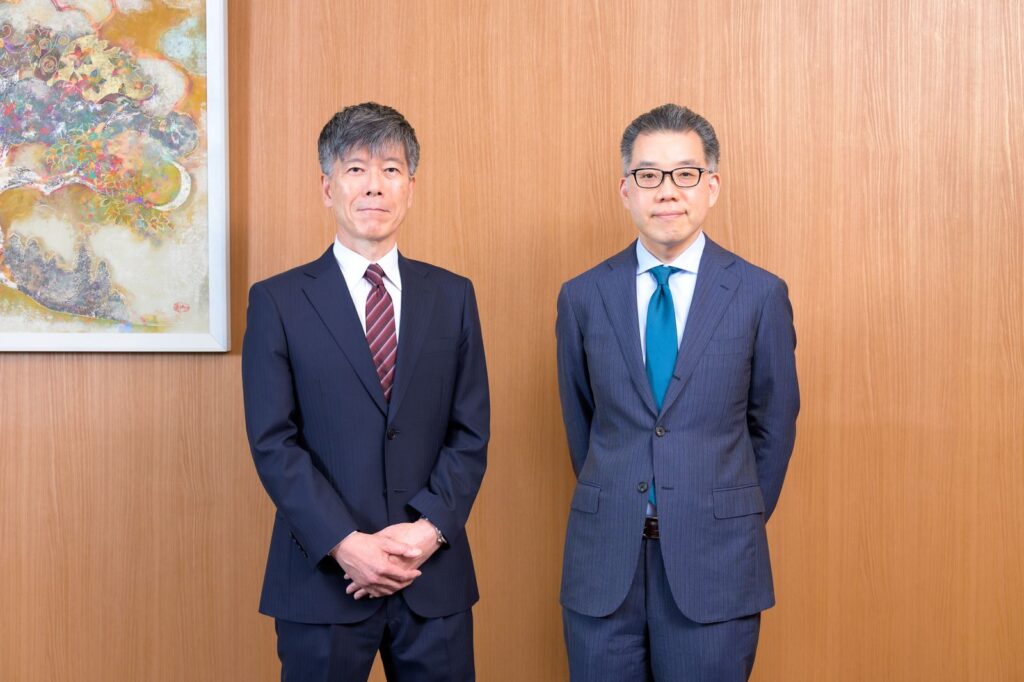 左より、岸毅弁護士、河田好平弁護士