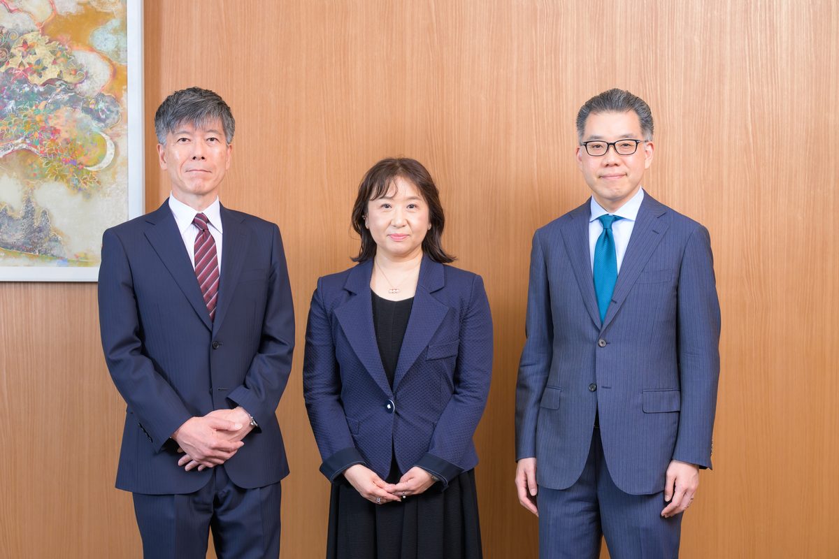 左より、河田好平弁護士、岸毅弁護士、外山香織弁護士